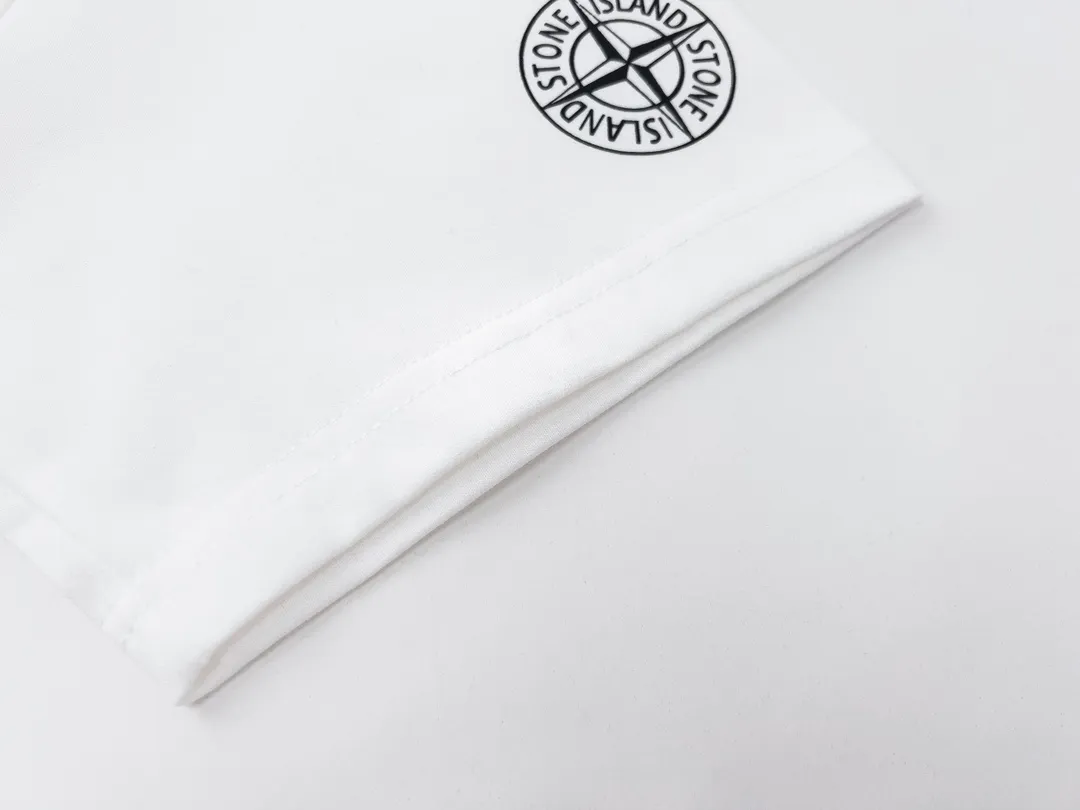 W618#P110💰 [Stone lsland/Stone Island summer new cuff compass printed pattern short-sleeved T-shirt] ⚠️[Original creation, high control of details] Made of 260g combed cotton 32-count double yarn, soft and comfortable to the touch, sweat-absorbent and breathable. -Simple basic and versatile style, original quality, the first choice for couples. -Made in a large factory, four needles and five threads on the shoulder, neatly arranged, high quality workmanship. -Same style for men and women. Very versatile, one piece for everyone, details are clearly visible. Color: Black White Size: M L